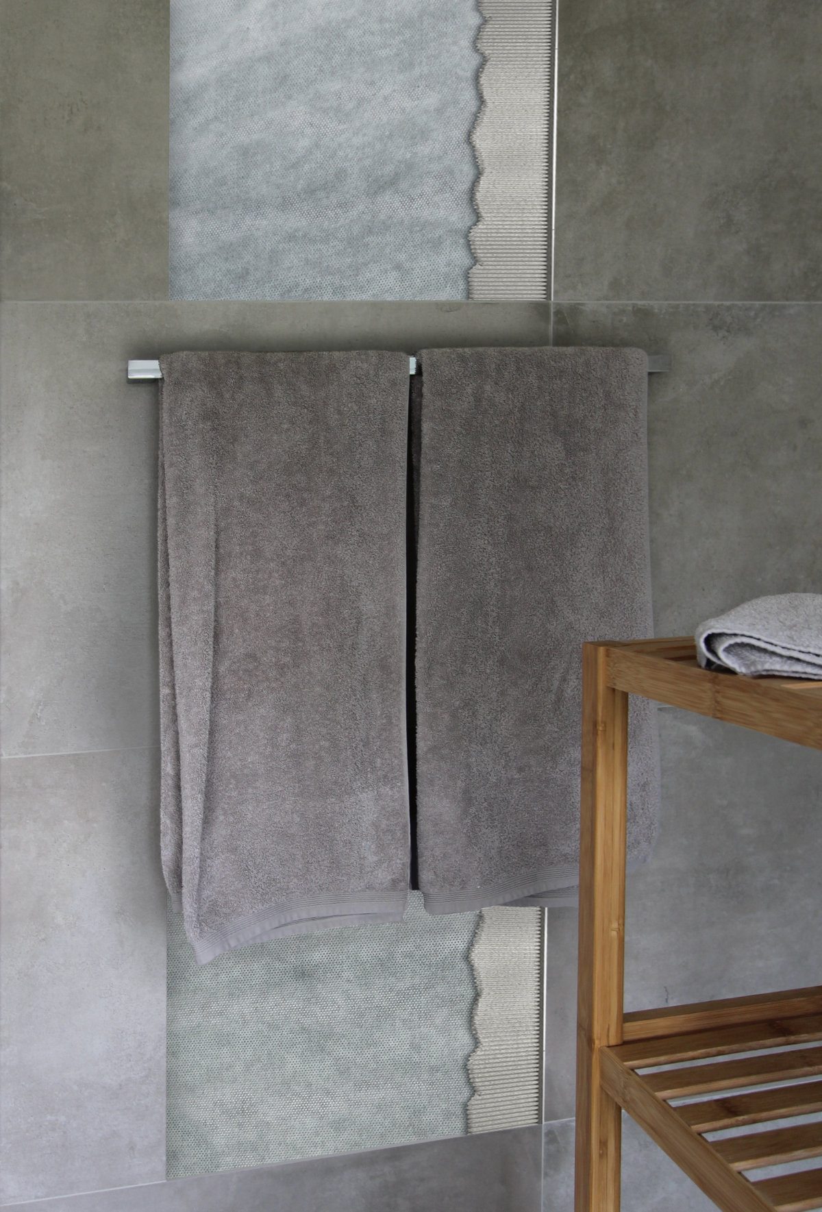 Flächenheizug mit Handtuchhalter Flächenheizug mit Handtuchhalter